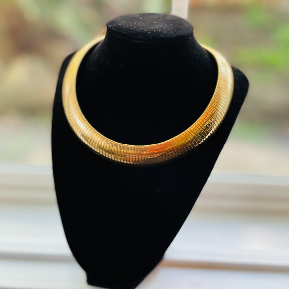 2 ITEMS set of Thick gold tone MONET snake chain & 4 leaf clover earrings - Picture 6 of 7